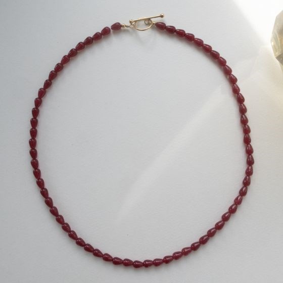 Stine A Love Drop Halskæde med Rød Agat sten, 45 cm, Forgyldt